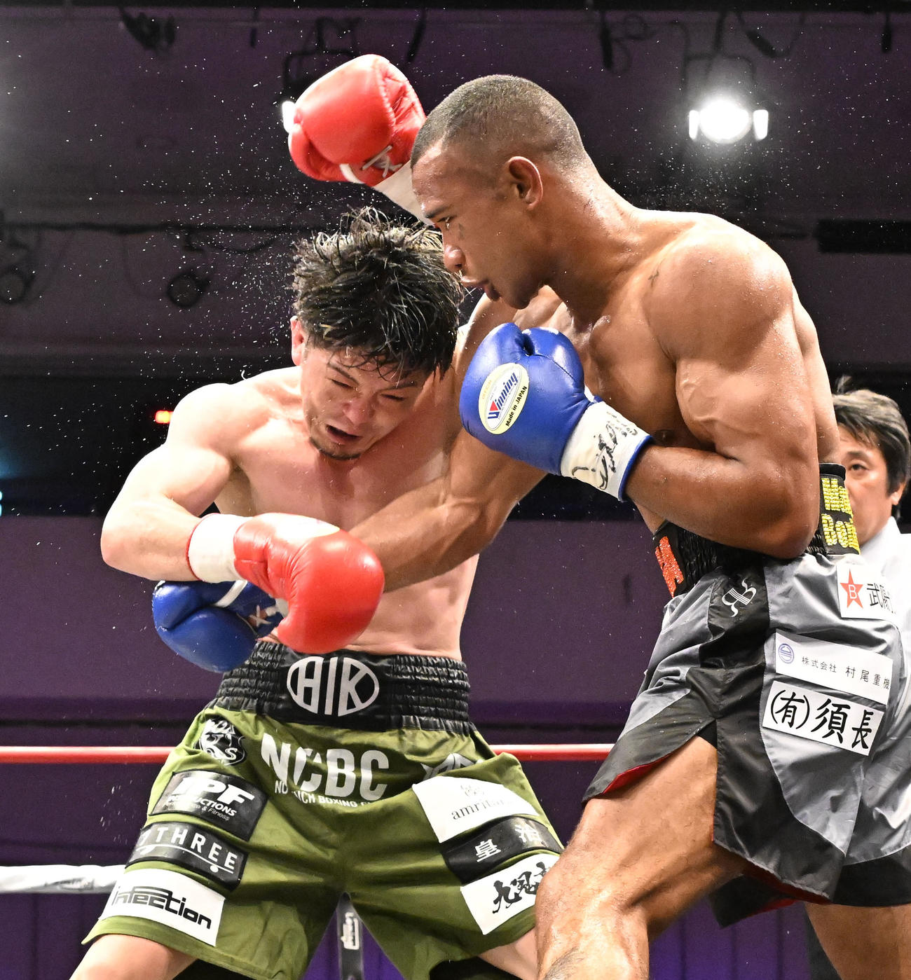 OPBF東洋太平洋Sウェルター級王座決定12回戦　左右田泰臣対ワチュク・ナァツ　5、左右田泰臣（左）を攻めるワチュク・ナァツ（撮影・千葉一成）