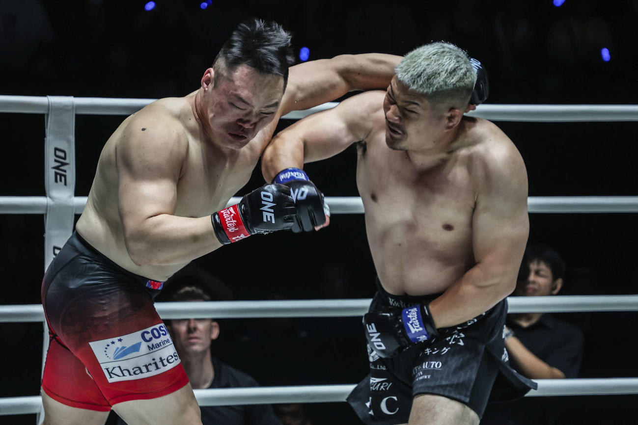 カン・ジウォンに豪快なパンチを浴びせる竹内龍吾（右）（C）ONE Championship