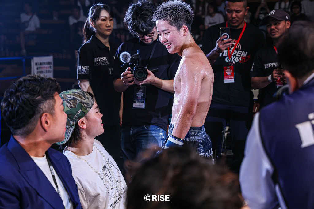 試合後、観戦した兄の那須川天心から言葉をかけられる那須川龍心（C）RISE