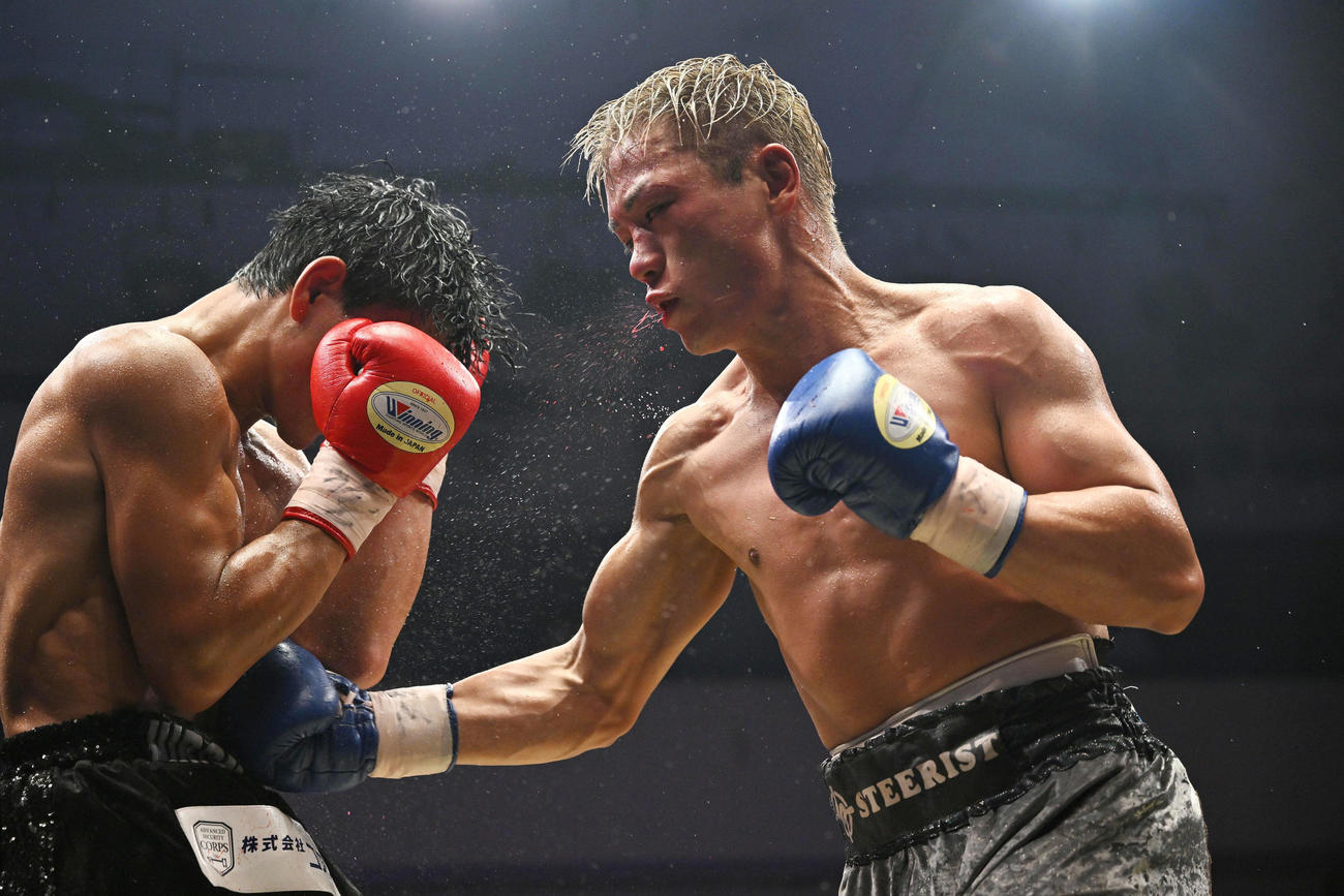 8回、斎藤（右）は浦川にパンチを打ち込む（撮影・滝沢徹郎）