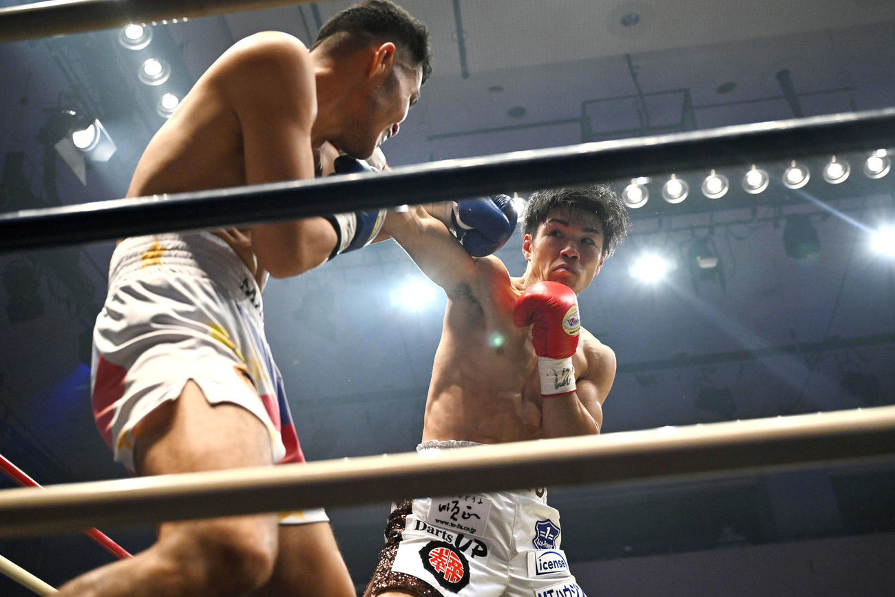 1回、中野（右）はジン・アグアンにパンチを打ち込む（撮影・滝沢徹郎）