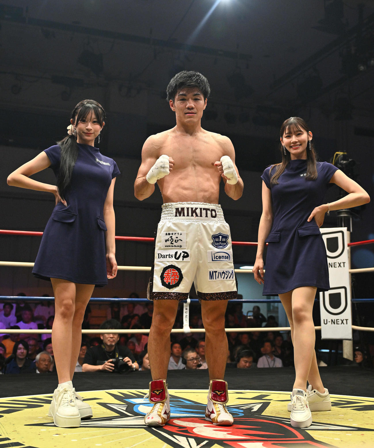 ジン・アグアンにTKO勝ちし記念撮影する中野（撮影・滝沢徹郎）