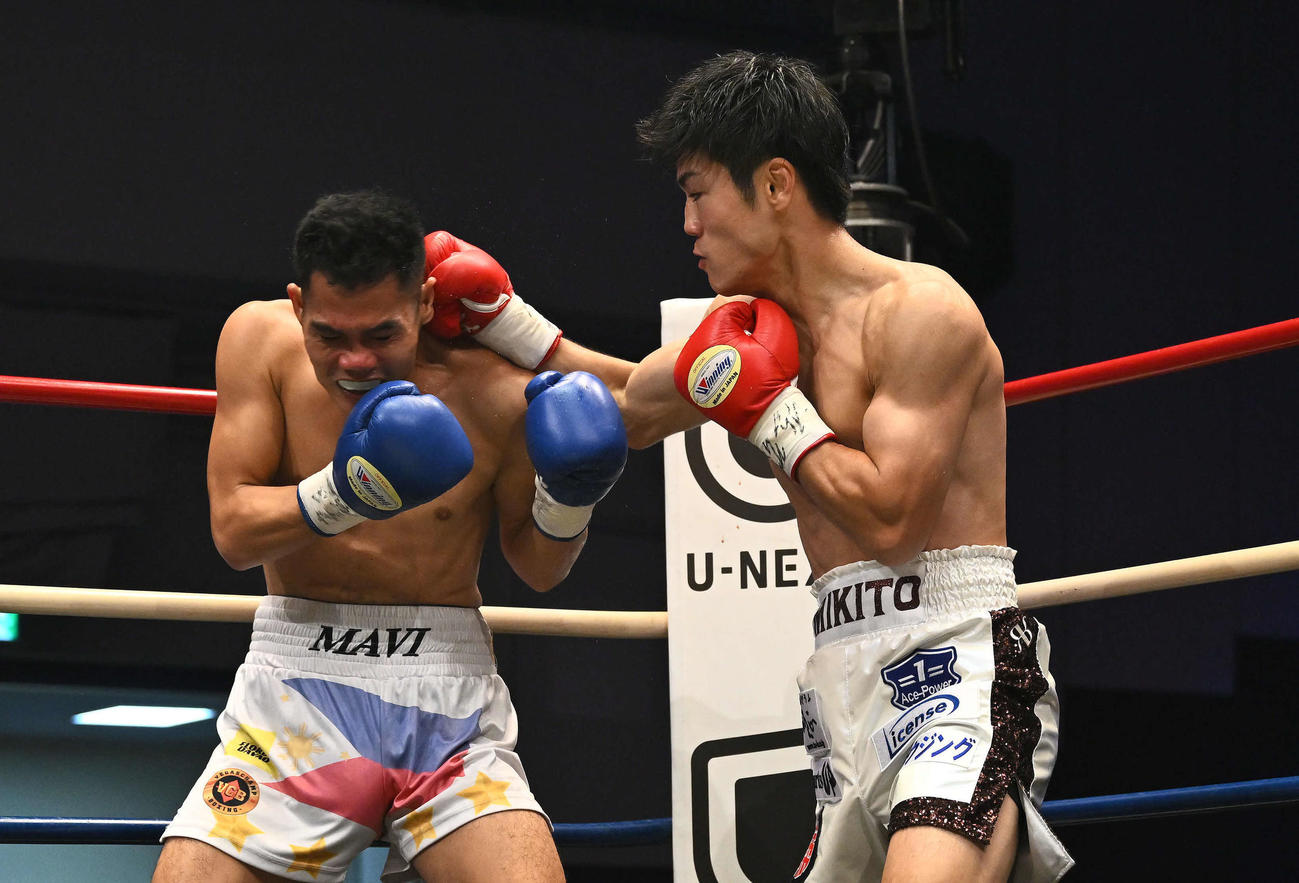 2回、中野（右）はジン・アグアンにパンチを打ち込む（撮影・滝沢徹郎）