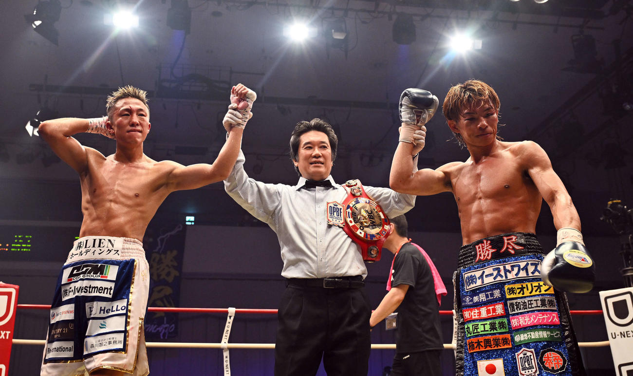 判定でドローとなり浮かない表情の神足（左）と波田（右）（撮影・滝沢徹郎）