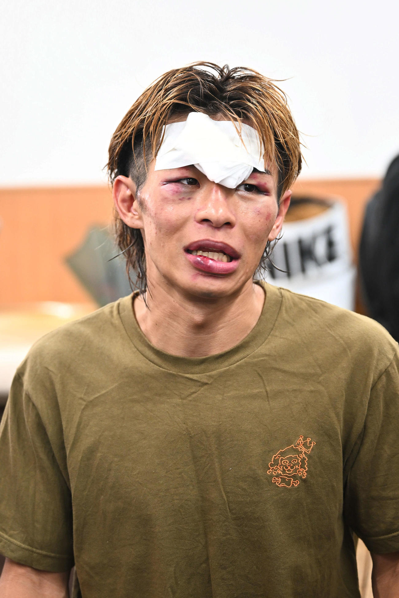 神足と対戦しドロー防衛した波田は取材に応じる（撮影・滝沢徹郎）