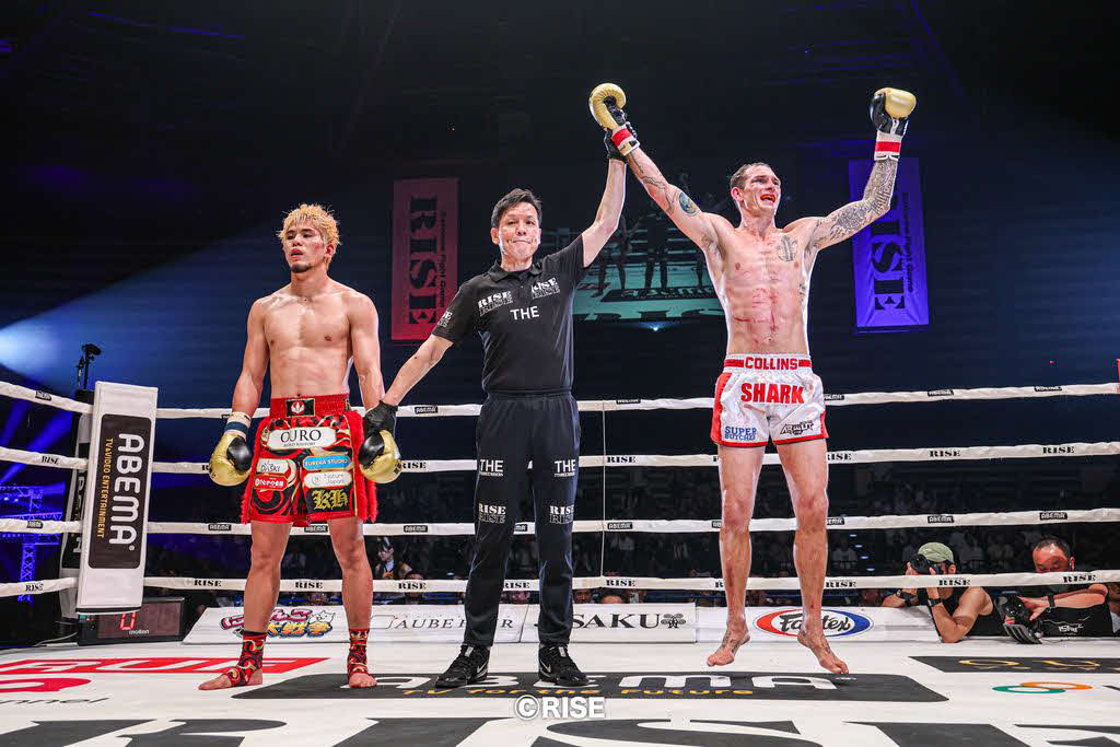 判定2－1で勝利したチャド・コリンズ（右）と原口健飛（C）RISE