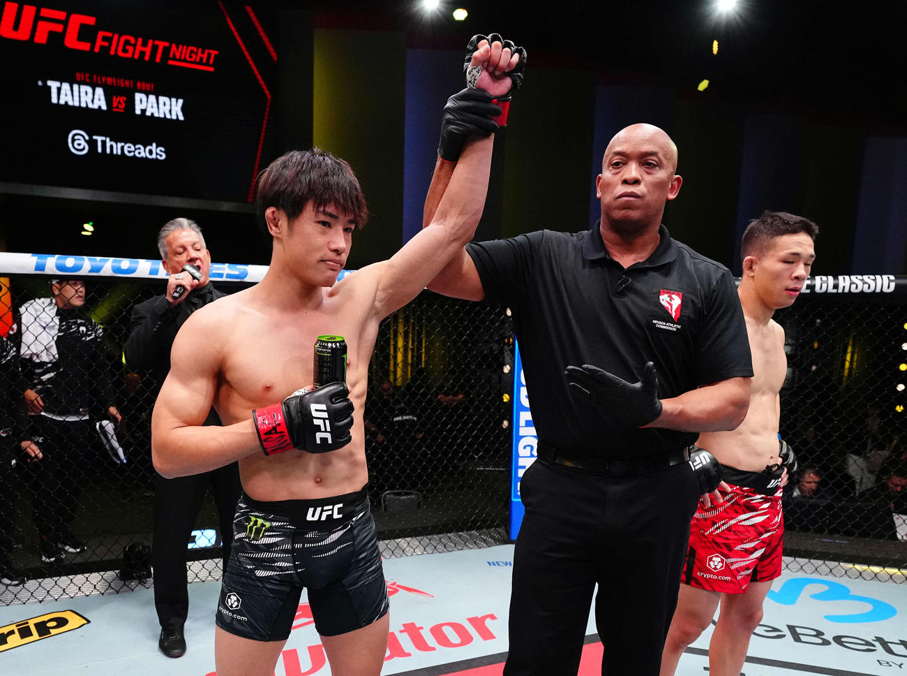 勝ち名乗りを受けるUFCフライ級6位平良達郎（左端）（C）Zuffa LLC／UFC