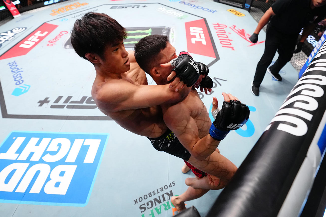 パク・ヒャンソン（右）を背後から攻めるUFCフライ級6位平良達郎（C）Zuffa LLC／UFC