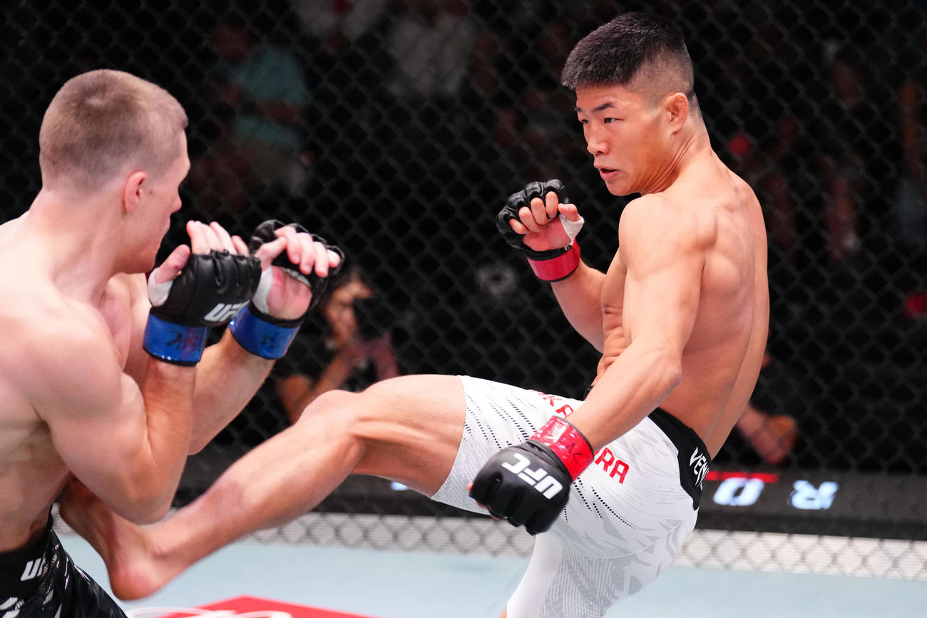 ネイサン・フレッシャー（左）もTKO勝ちし、再起戦を飾った中村倫也（C）Zuffa LLC／UFC