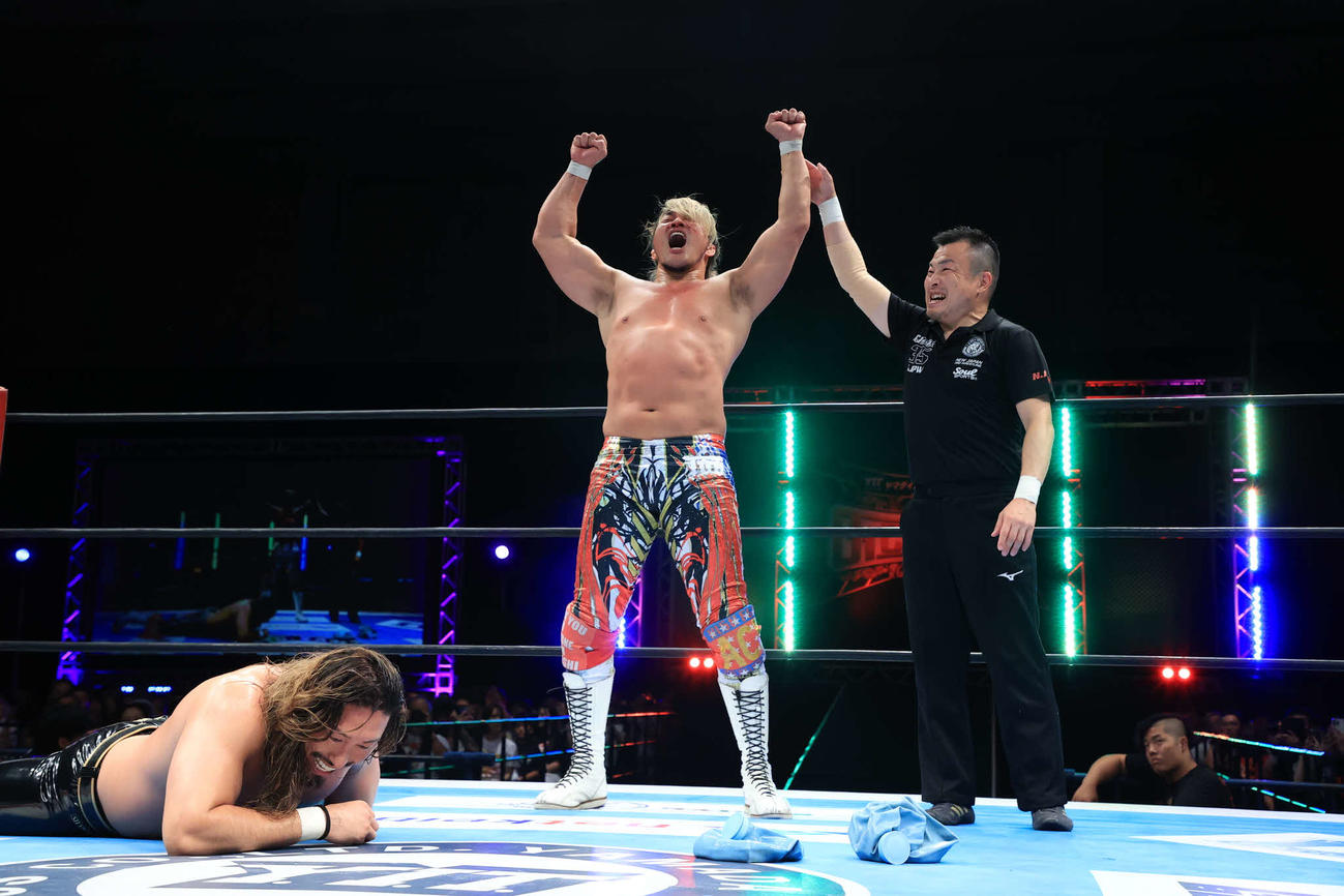 辻陽太（左）を下して優勝決定トーナメント進出へ望みをつないだ棚橋弘至（C）新日本プロレス