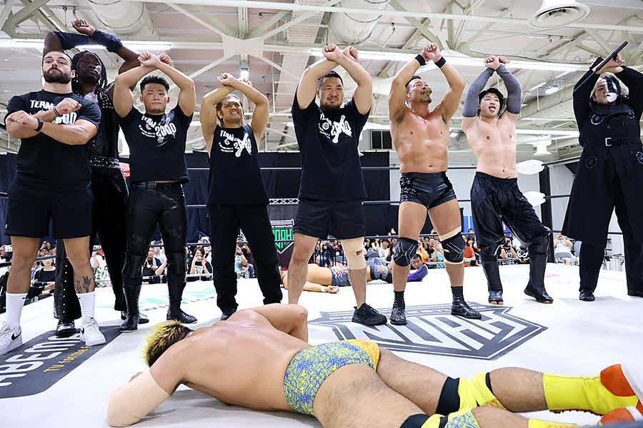 倒れた征矢学をあざ笑うチーム2000Xの（左から）ジャック・モリス、ヌル、オオワダサン、タダスケ、マサ北宮、杉浦貴、OZAWA、ヨシ・タツ（タダスケのXから）