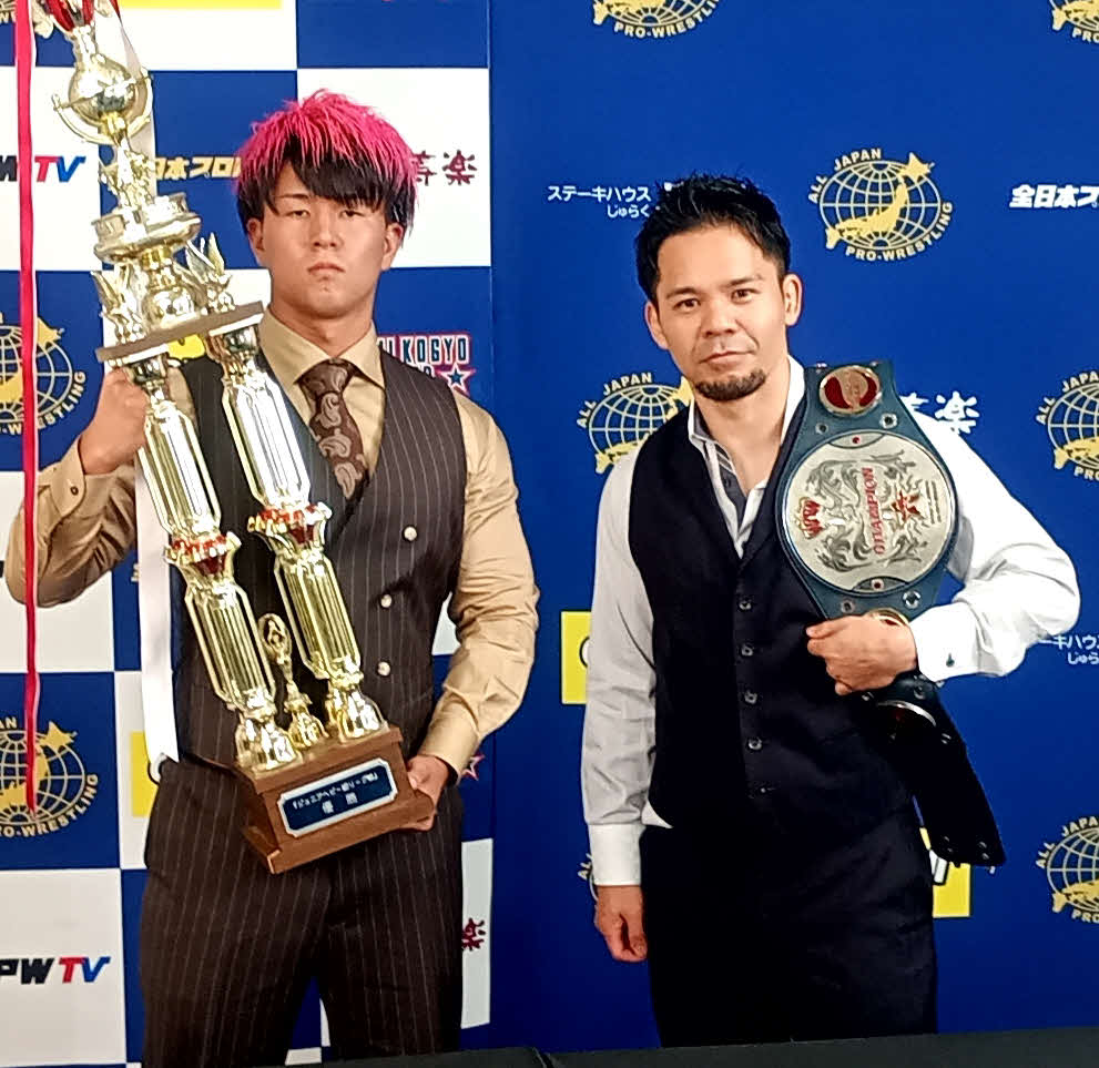 青柳亮生（左）が紹介した松本市のソウルフード「山賊焼き」について「山賊揚げでは？」と世界ジュニア王者吉岡世起（右）が疑問を呈し、遺恨が勃発！？