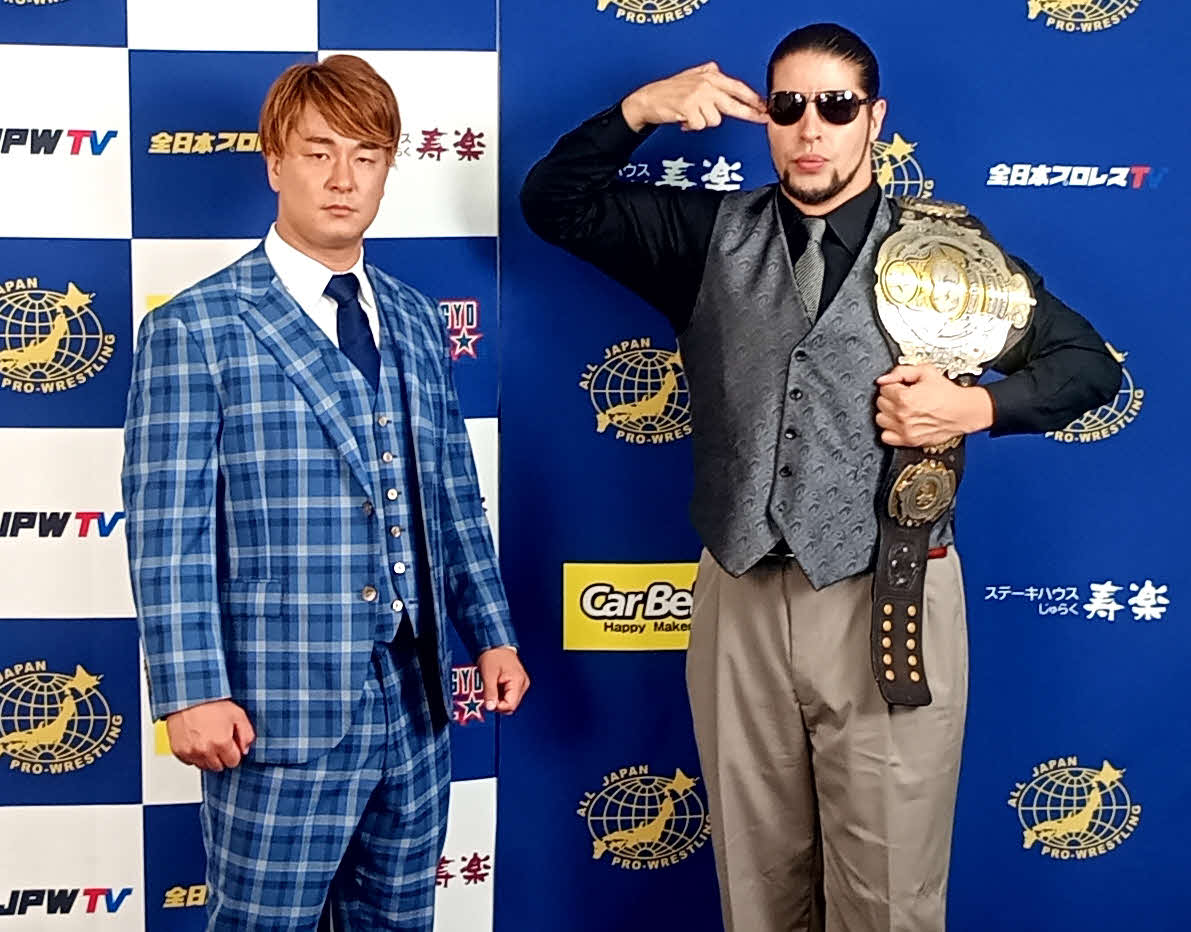 3冠王座戦で戦う青柳優馬と王者斉藤ジュン（右）