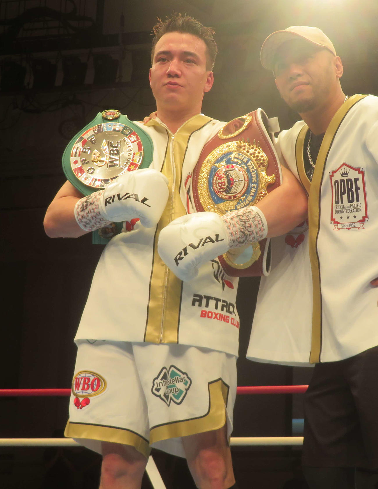 東洋太平洋、WBOアジア・パシフィック・ライトヘビー級王者となったマキシム・サゾノフ（左）