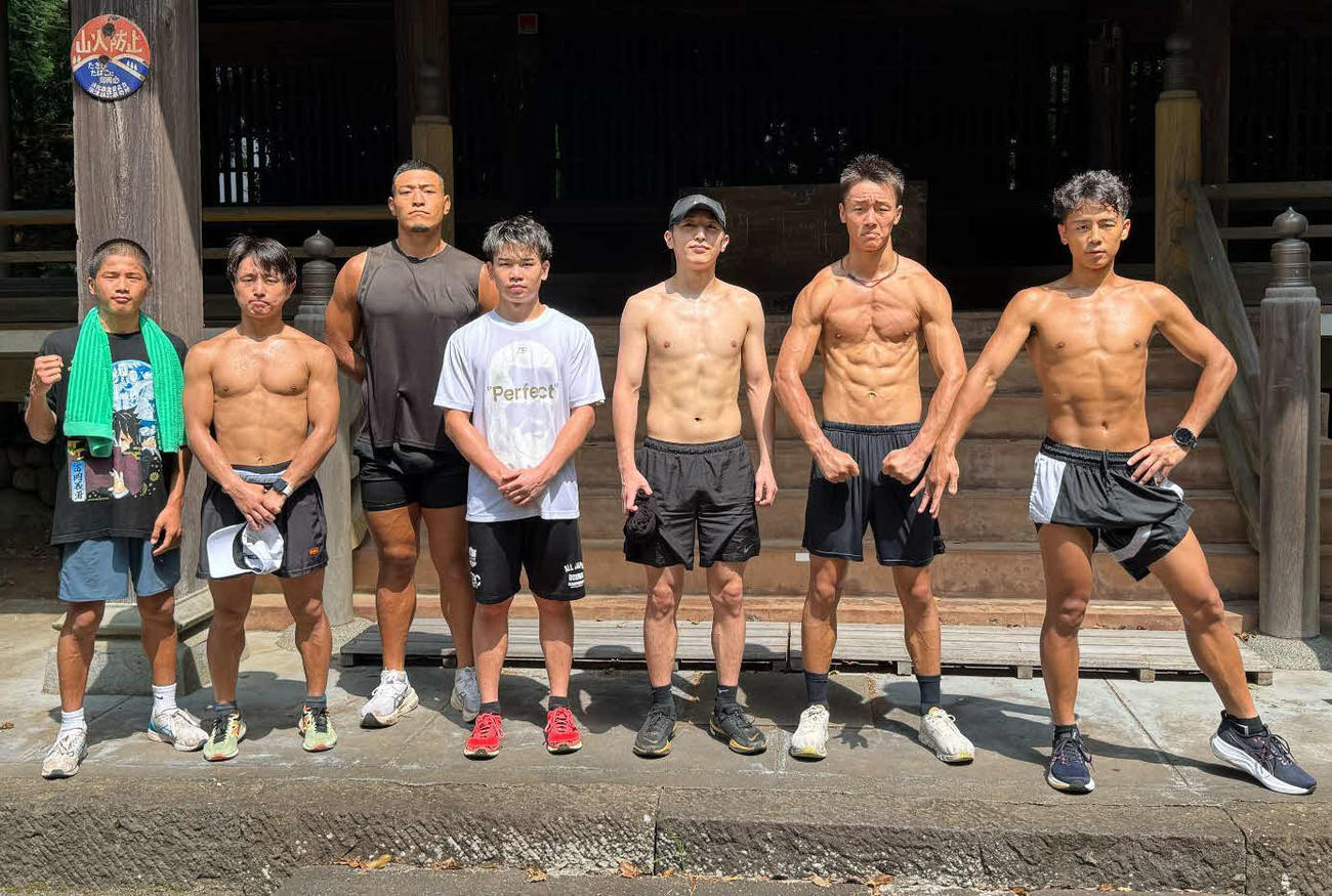静岡・富士合宿を開始したWBO世界バンタム級王者武居由樹（右端）ら大橋ジム勢（大橋ジム提供）