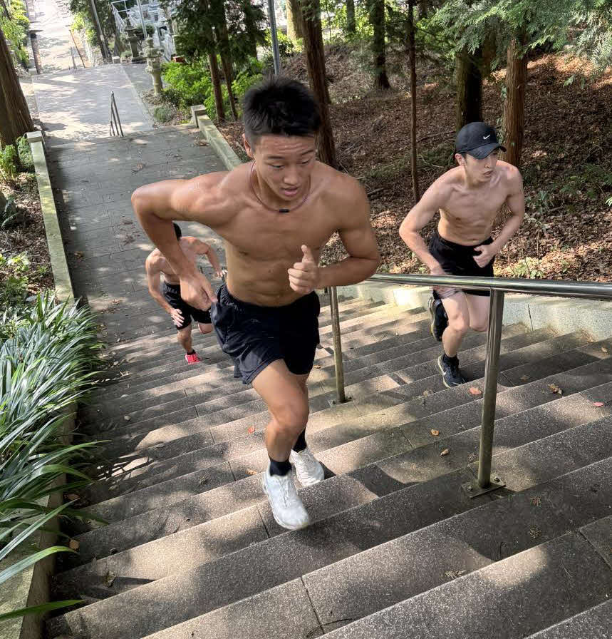 階段ダッシュする日本ライト級2位今永虎雅（左）と日本スーパーフライ級15位中垣龍汰朗（大橋ジム提供）