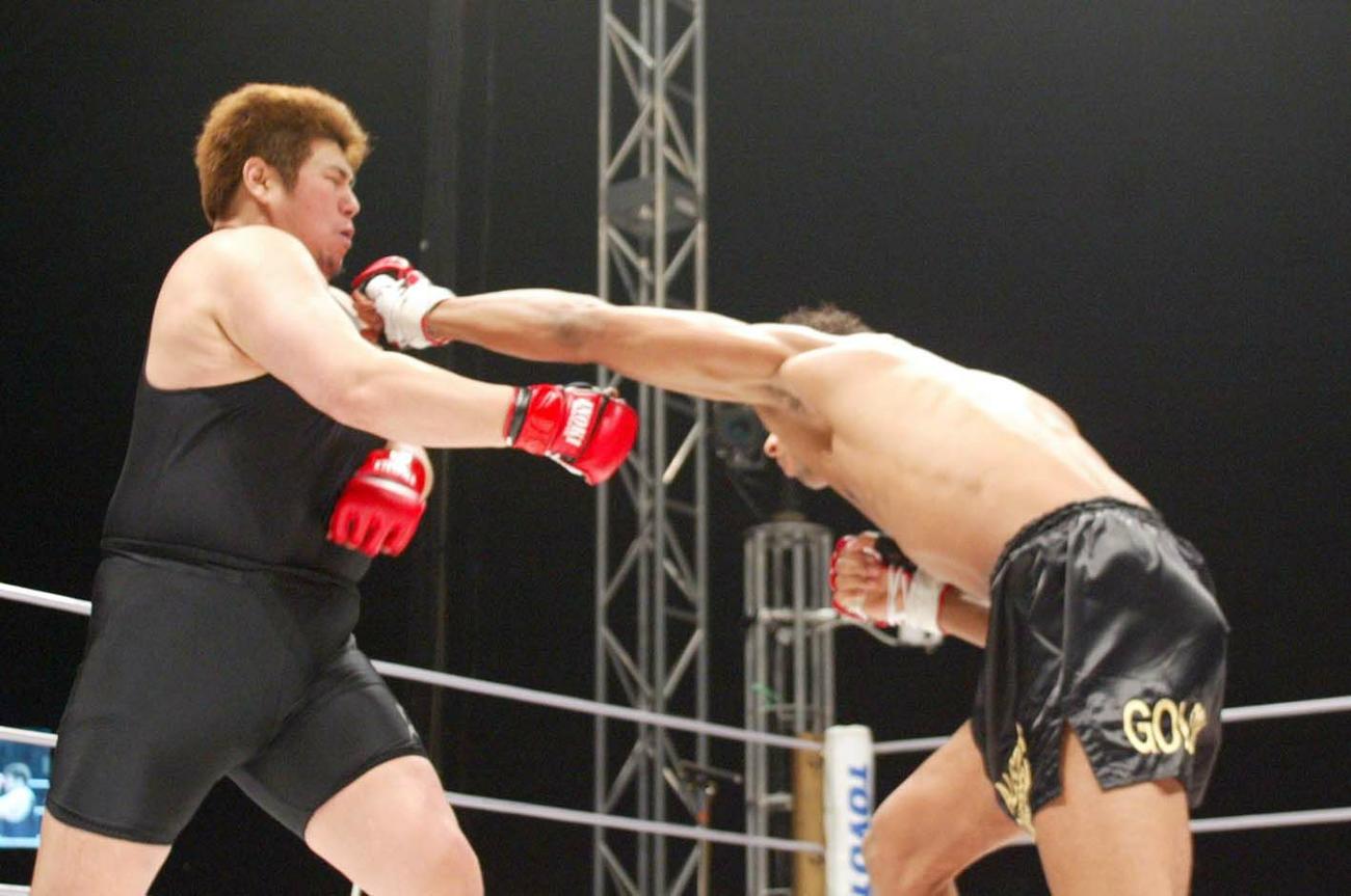 橋本友彦さんはアリスター・オーフレイムのパンチを食らう（2003年12月撮影）