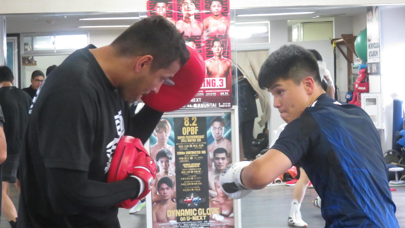 カルロス・リナレス・トレーナー（左）とのミット打ちでパンチ強化を図るWBOアジア・パシフィック・バンタム級王者の坪井智也