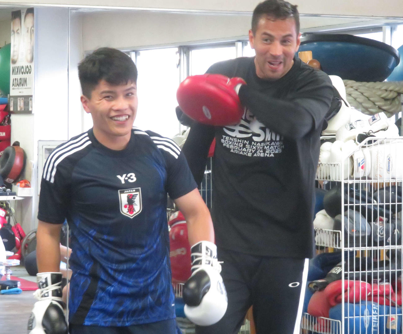 ジムワーク中にカルロス・リナレス・トレーナー（右）とリラックスした表情をみせる坪井智也