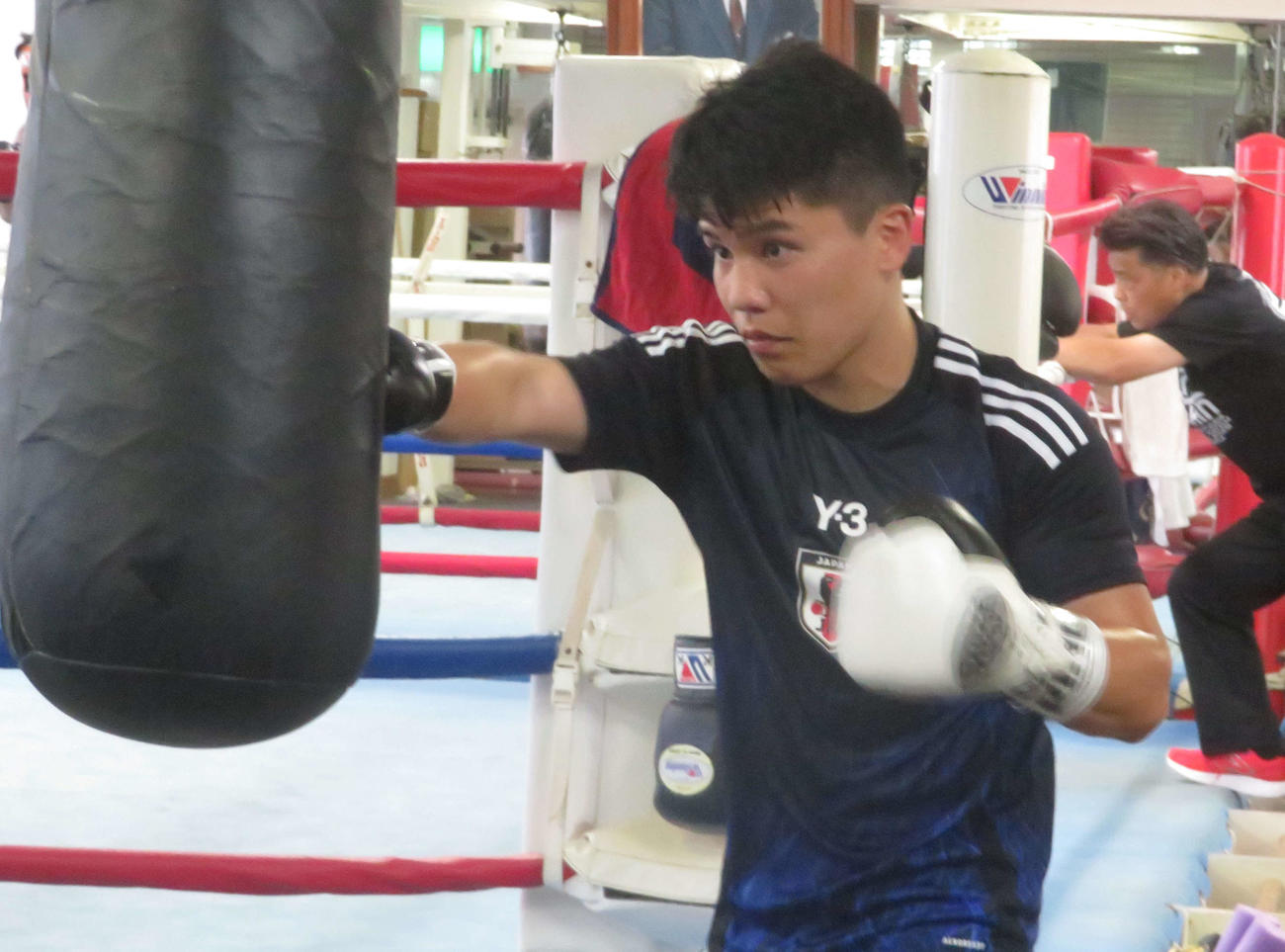 サンドバッグ打ちするWBOアジア・パシフィック・バンタム級王者の坪井智也