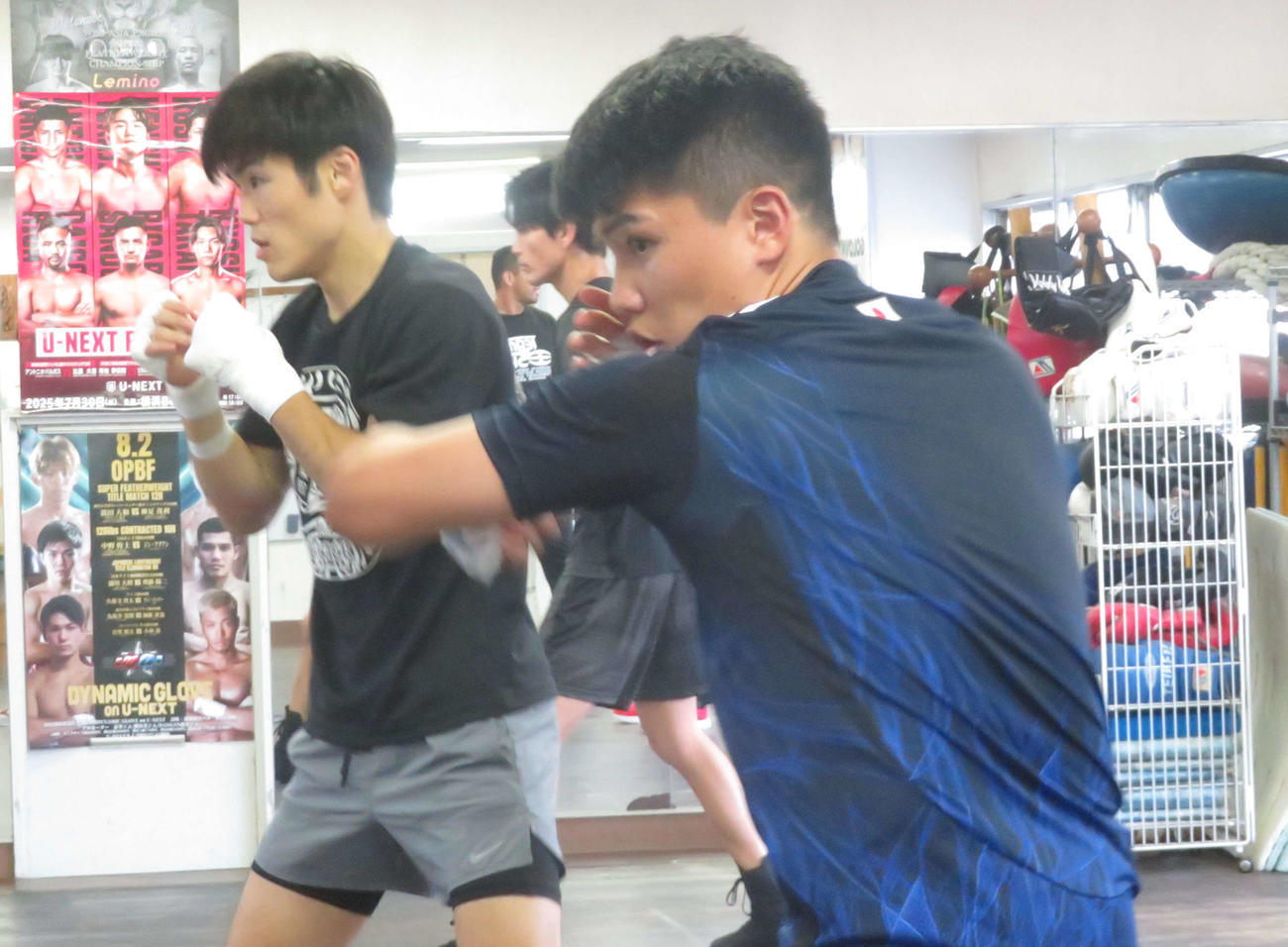 所属ジムでシャドーボクシングする坪井智也（右）。左は同門の東洋太平洋フェザー級王者中野幹士