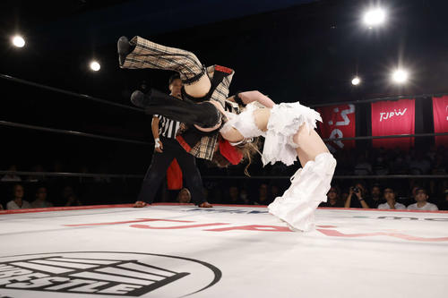 愛野ユキをキューティースペシャルで仕留めた瑞希(右)