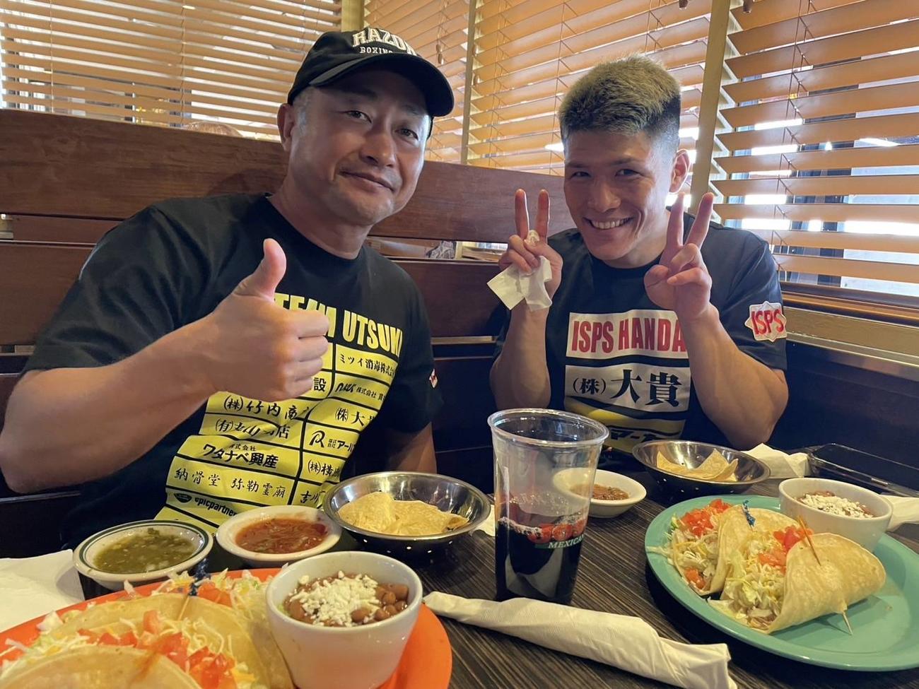 米合宿中に食事するアジア2冠王者宇津木秀（右）と小林尚睦トレーナー（ワタナベジム提供）