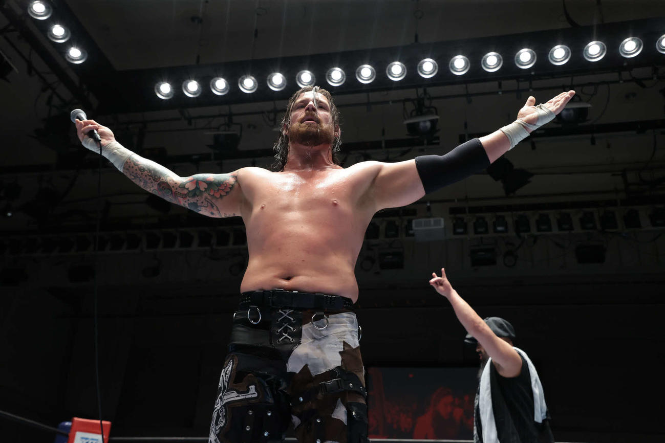 辻陽太を下して両手を広げるデビッド・フィンレー（C）新日本プロレス