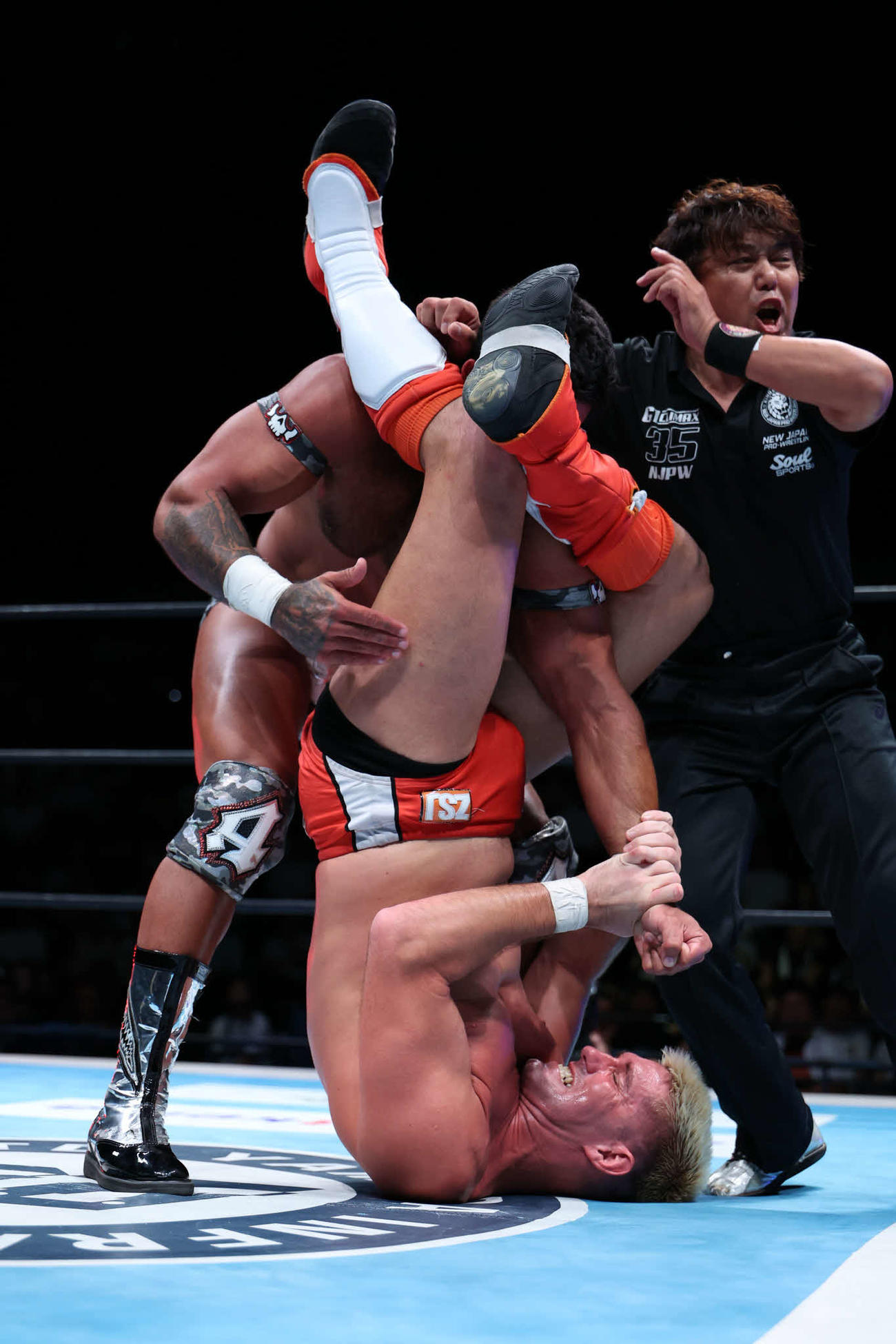 変形三角絞めでドリラ・モロニーからタップを奪ったザック・セイバーJr．（下）（C）新日本プロレス