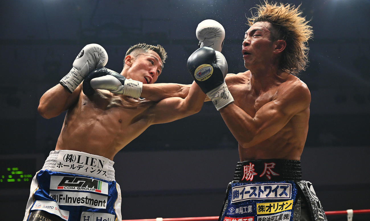 東洋太平洋スーパーフェザー級タイトルマッチで神足茂利（左）は波田大和にアッパーを打ち込む＝2025年8月2日