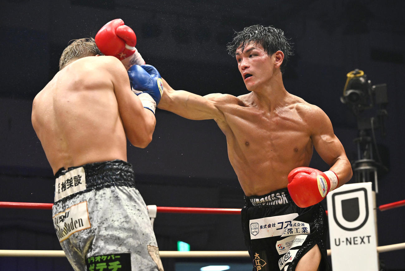 浦川大将（右）は斎藤陽二にパンチを打ち込む（25年8月2日撮影）　