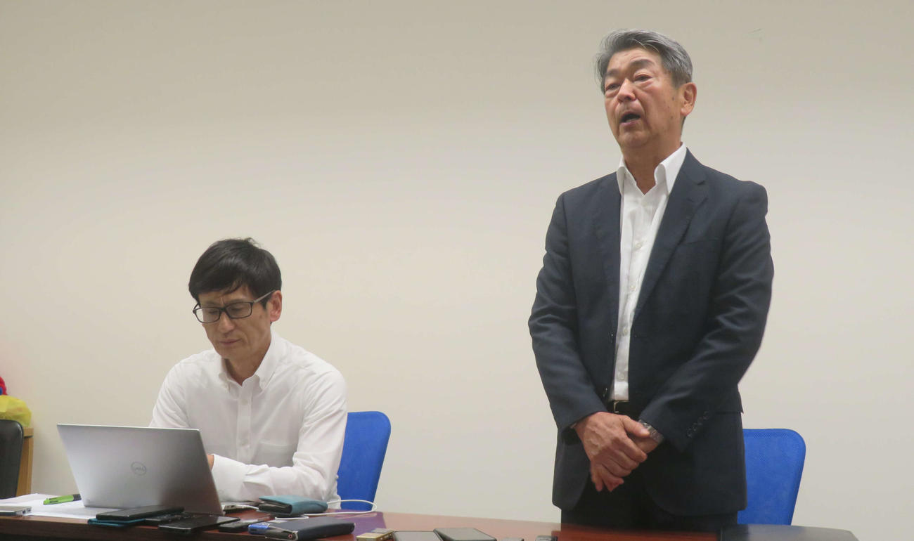 開頭手術を受けた2選手が死去したことを受け、緊急会見する日本ボクシングコミッションの萩原実コミッショナー（右）と安河内剛本部事務局長
