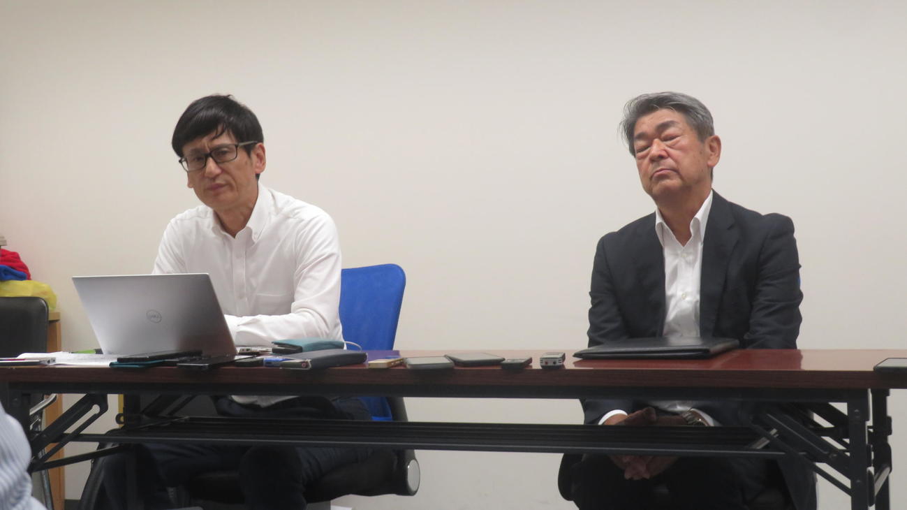 報道陣の質問に対応する日本ボクシングコミッションの萩原実コミッショナー兼理事長（右）と安河内剛本部事務局長