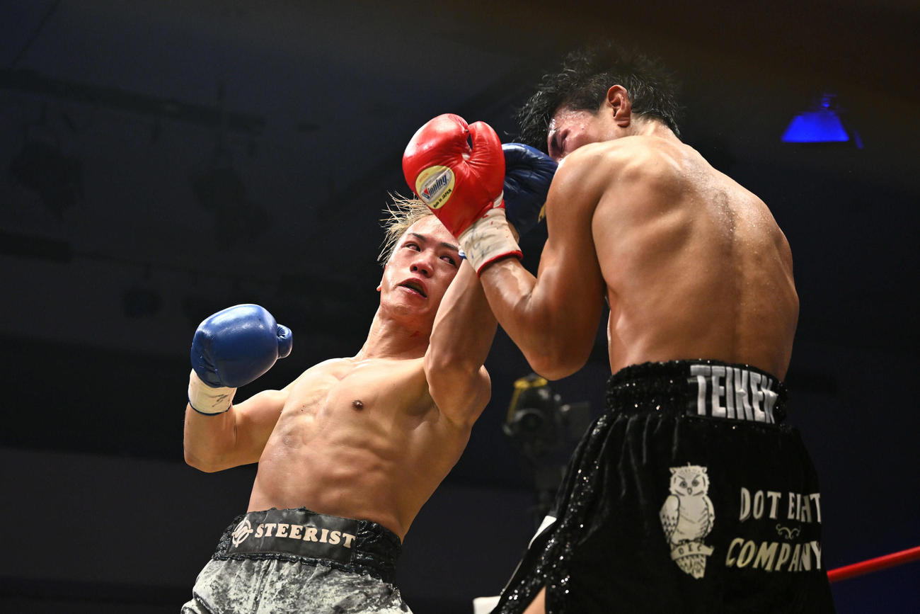 3回、斎藤（左）は浦川にパンチを打ち込む（撮影・滝沢徹郎）