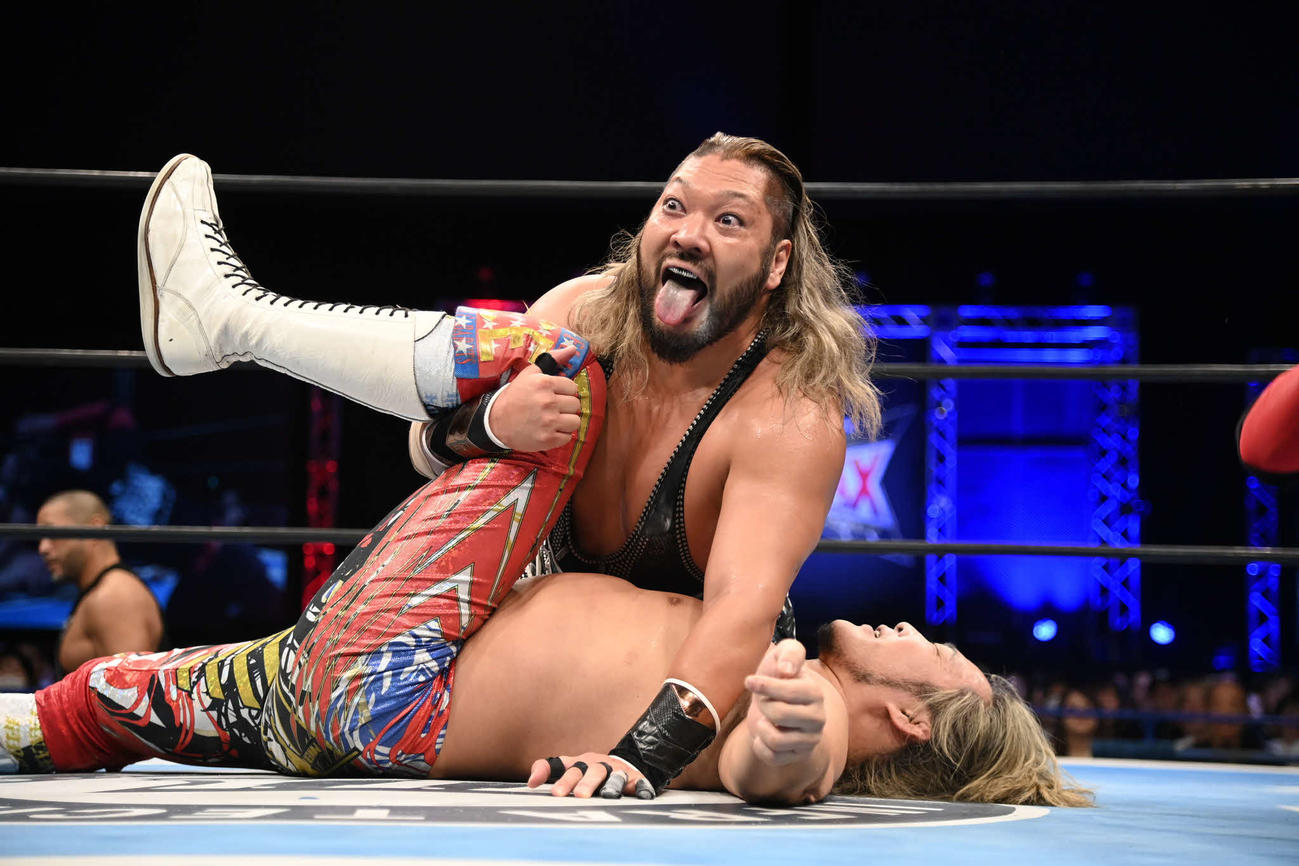 やっぱりHOTの仲間からアシストを受けて棚橋弘至に勝利したEVIL（上）（C）新日本プロレス