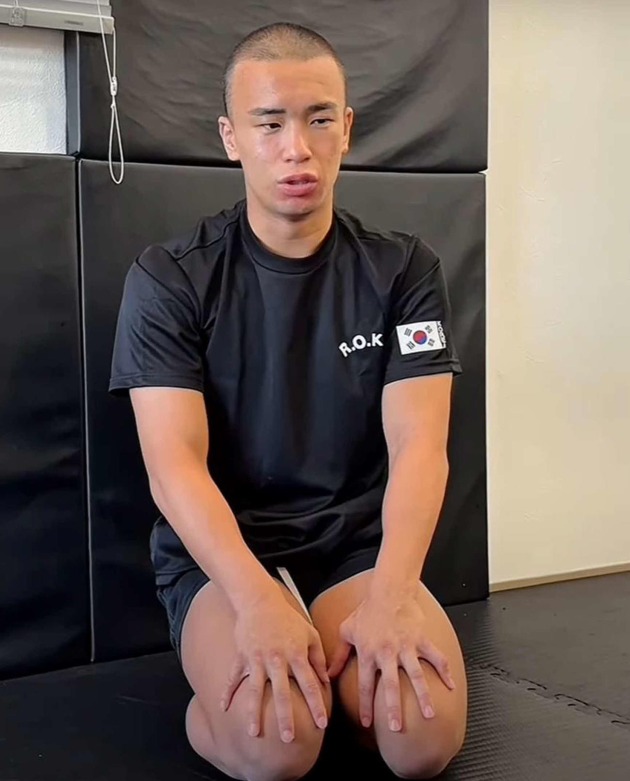 頭をまるめて制裁マッチに臨んだとしぞうだったが…（としぞうのYouTubeチャンネルから）
