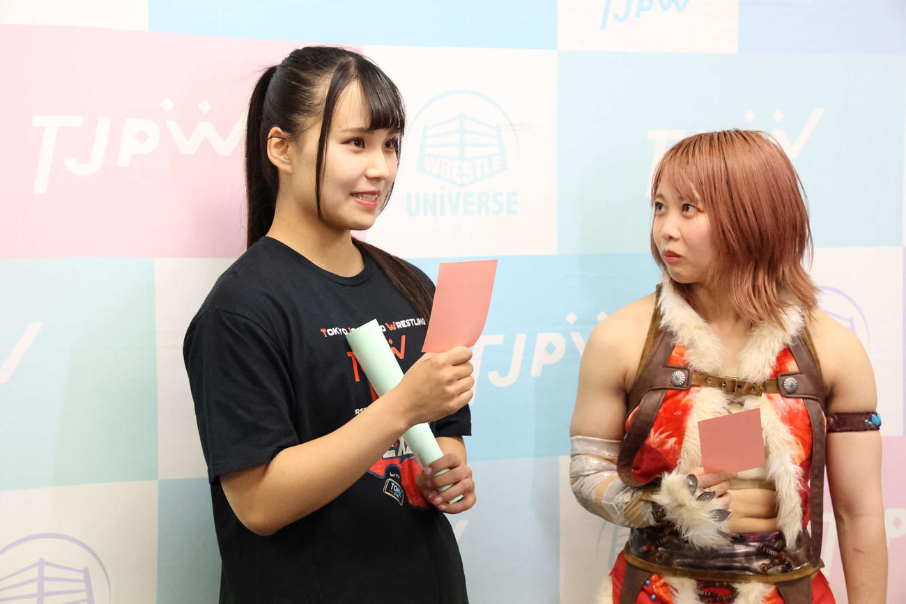抽選会で渡辺未詩（左）をにらみつける中島翔子