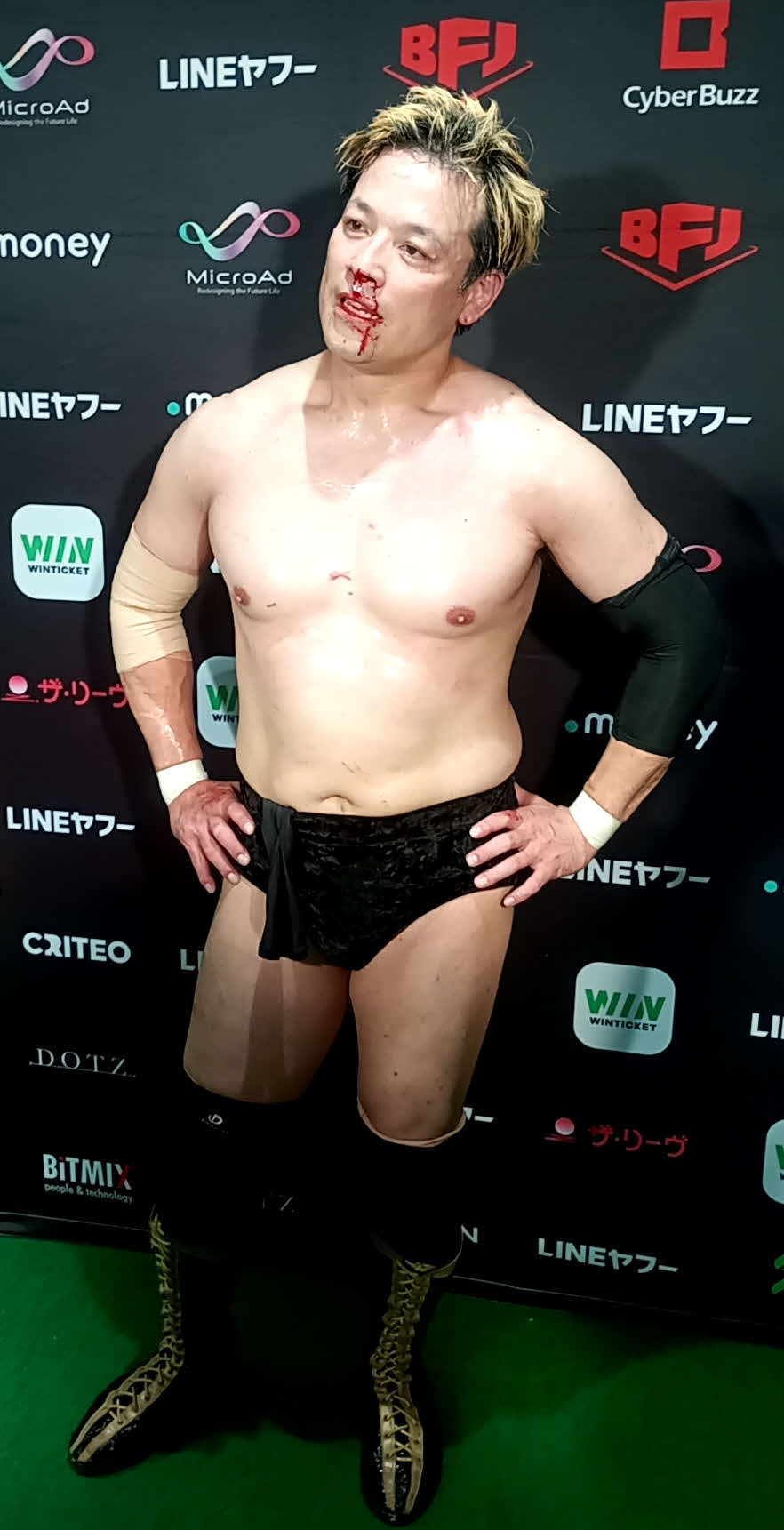 復帰戦の激闘で鼻血を出しながらもリングに戻ってきた喜びを語った潮崎豪