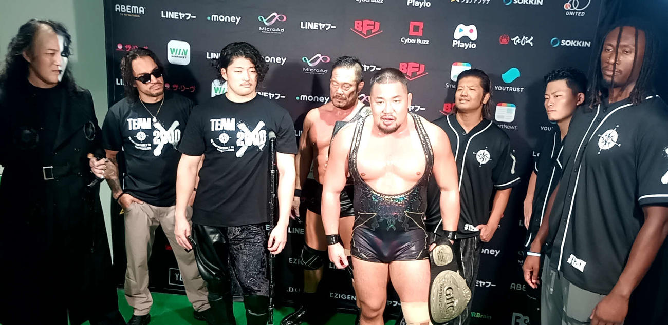 GHCタッグ王座戦の後に気勢を上げるチーム2000Xの（左から）ヨシ・タツ、ダガ、OZAWA、杉浦貴、マサ北宮、タダスケ、オオワダサン、ヌル