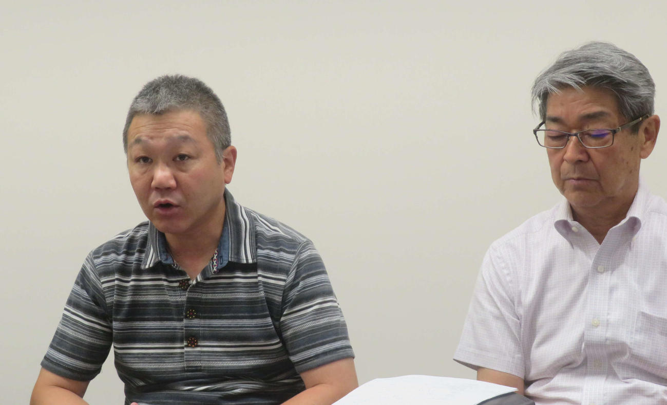 緊急の事故防止委員会後、会見する日本プロボクシング協会のセレス小林こと小林昭司会長（左）と日本ボクシングコミッション萩原実コミッショナー