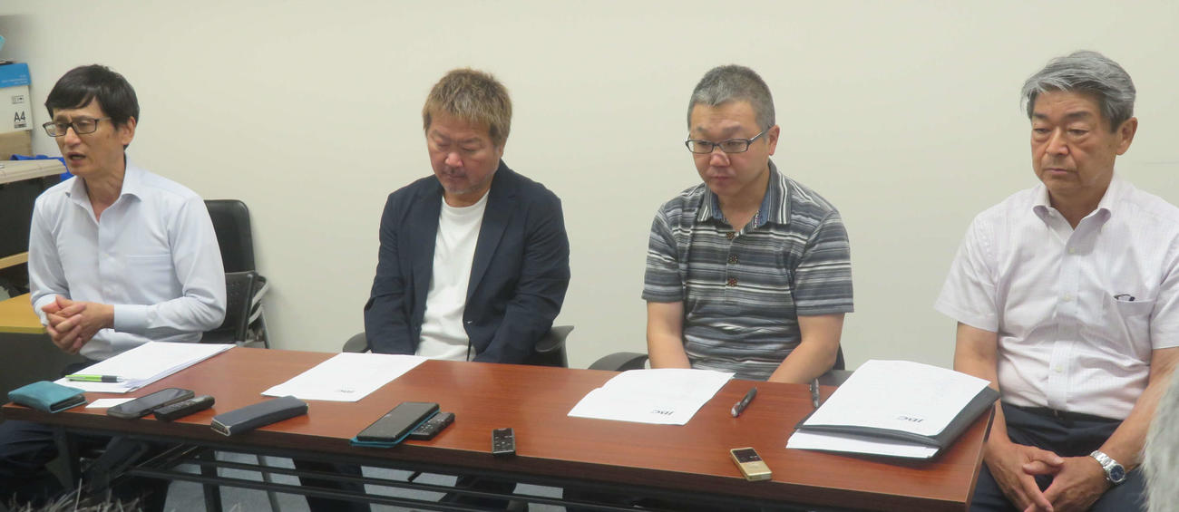 緊急の事故防止委員会後、会見する日本ボクシングコミッションと日本プロボクシング協会の幹部