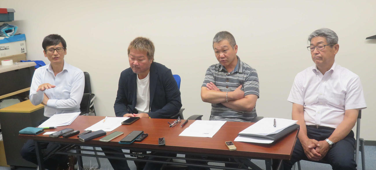 記者会見する日本プロボクシング協会と日本ボクシングコミッションの幹部たち