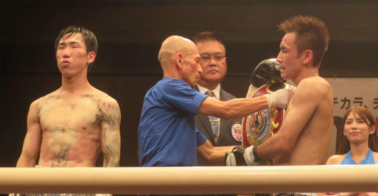 WBOアジア・パシフィック・スーパーフライ級王座挑戦も判定負けし、目を閉じる同級10位白石聖（左端）。右端は同級王者川浦龍生