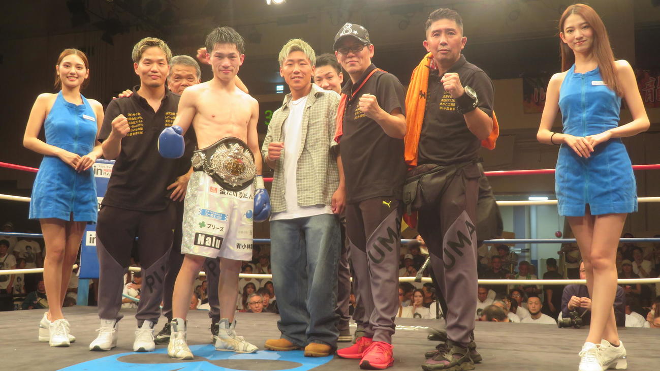 タイトル初挑戦で日本フライ級王座獲得に成功した同級1位野上翔（前列左から3番目）