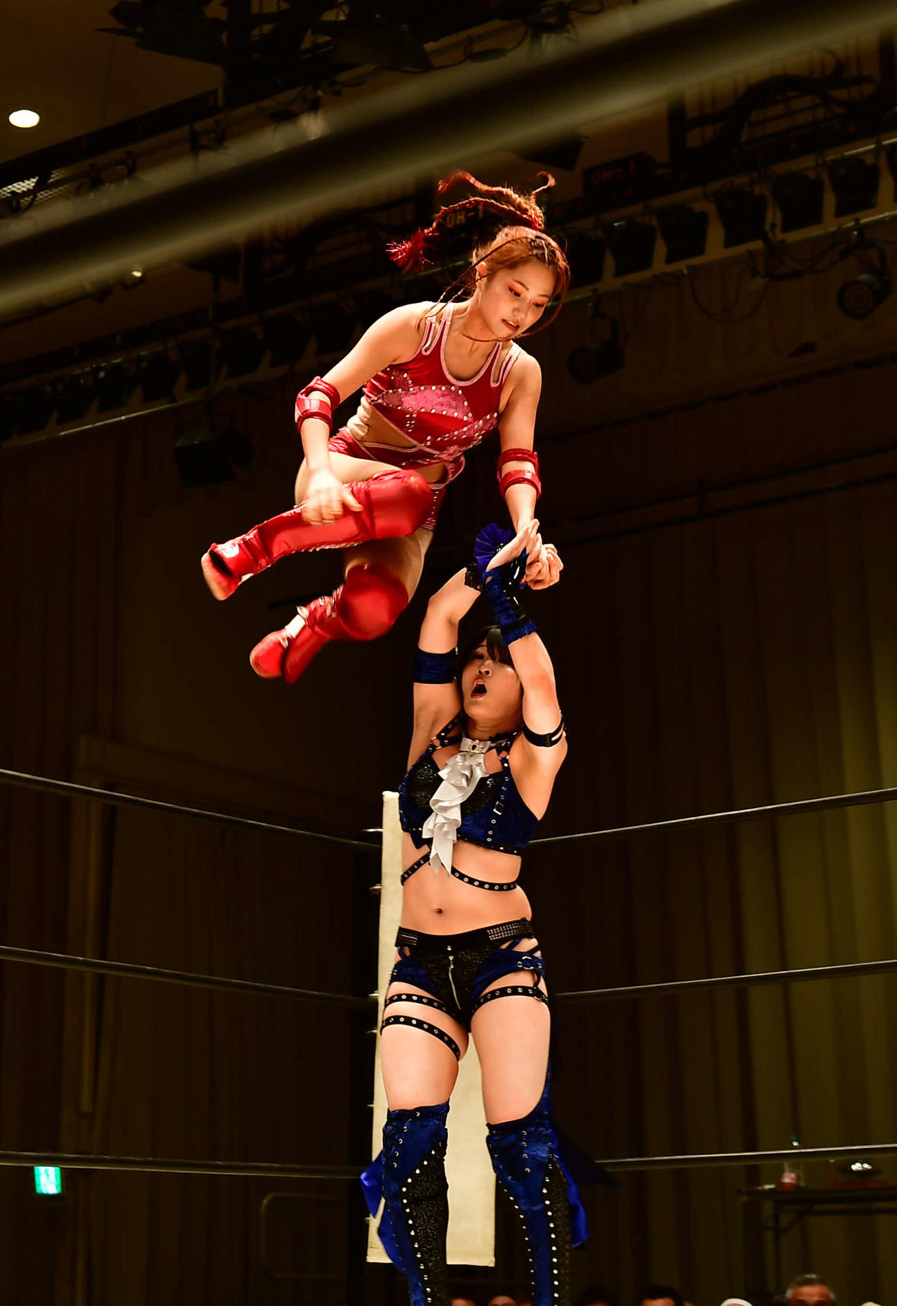 「ACT WRESTLING」のアクトレスガールズ10周年記念試合で飛び技をみせる植原ゆきな（上）（撮影・松尾幸之介）