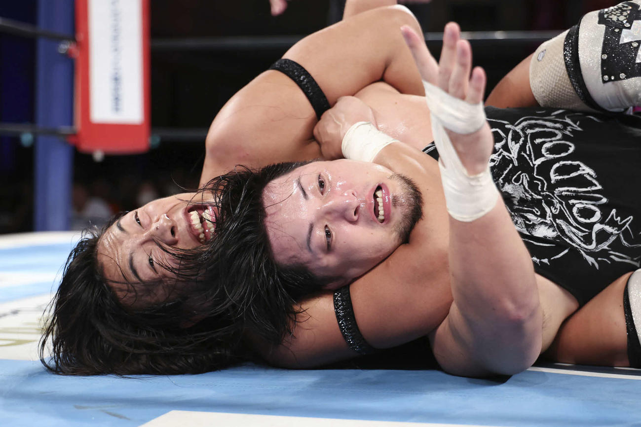 Plus Ultraで成田蓮を締め上げる竹下幸之介（左）（C）新日本プロレス