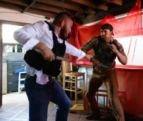 アクション演技のトレーニングを積む石井慧（左）（石井本人提供）