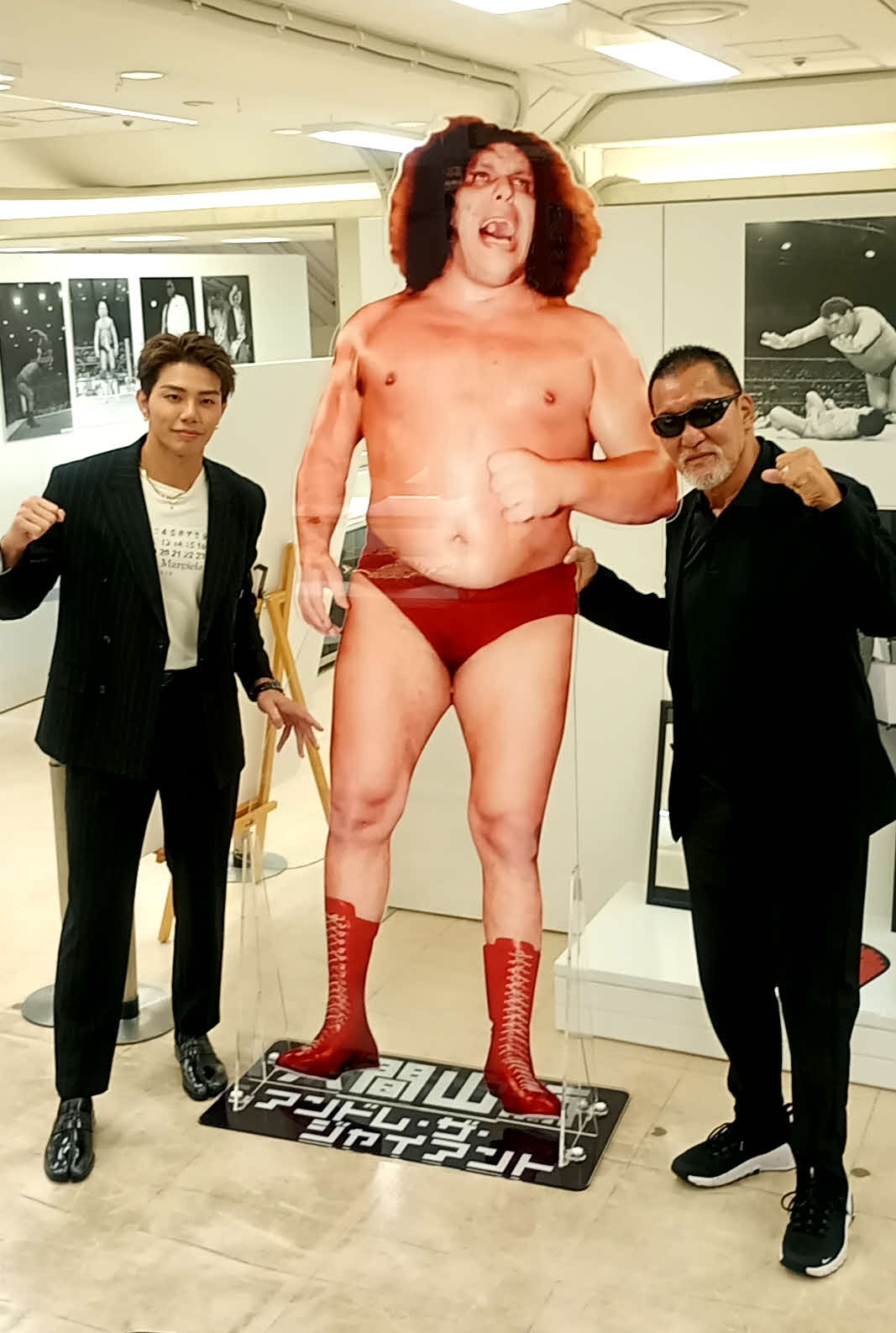 アンドレ・ザ・ジャイアントの実物大パネルとともに写真に収まる武知海青（左）と蝶野正洋