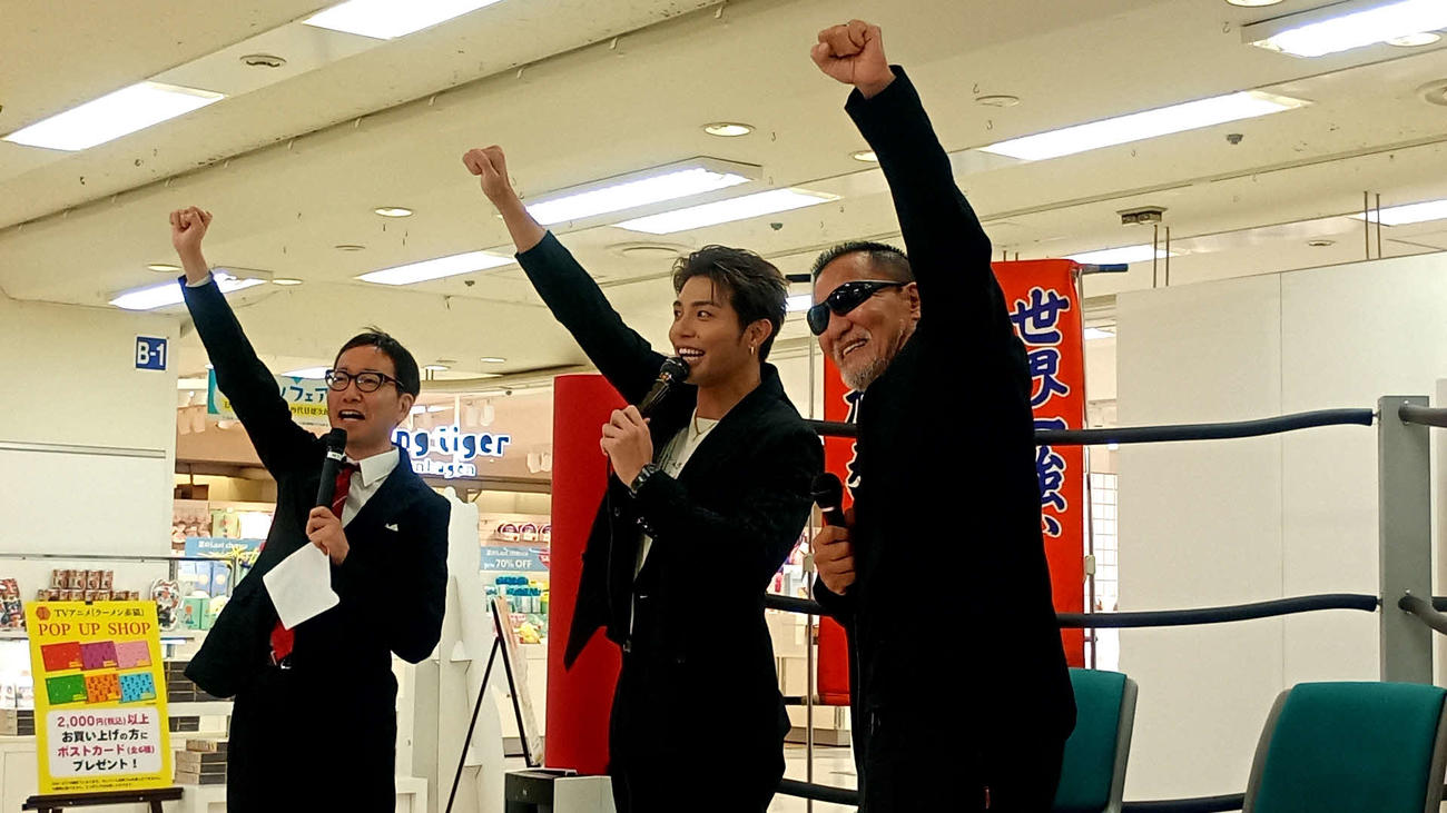 最後は武知海青の発声で「1、2、3、ダー!!」で締めた（左から清野茂樹アナ、武知、蝶野正洋）