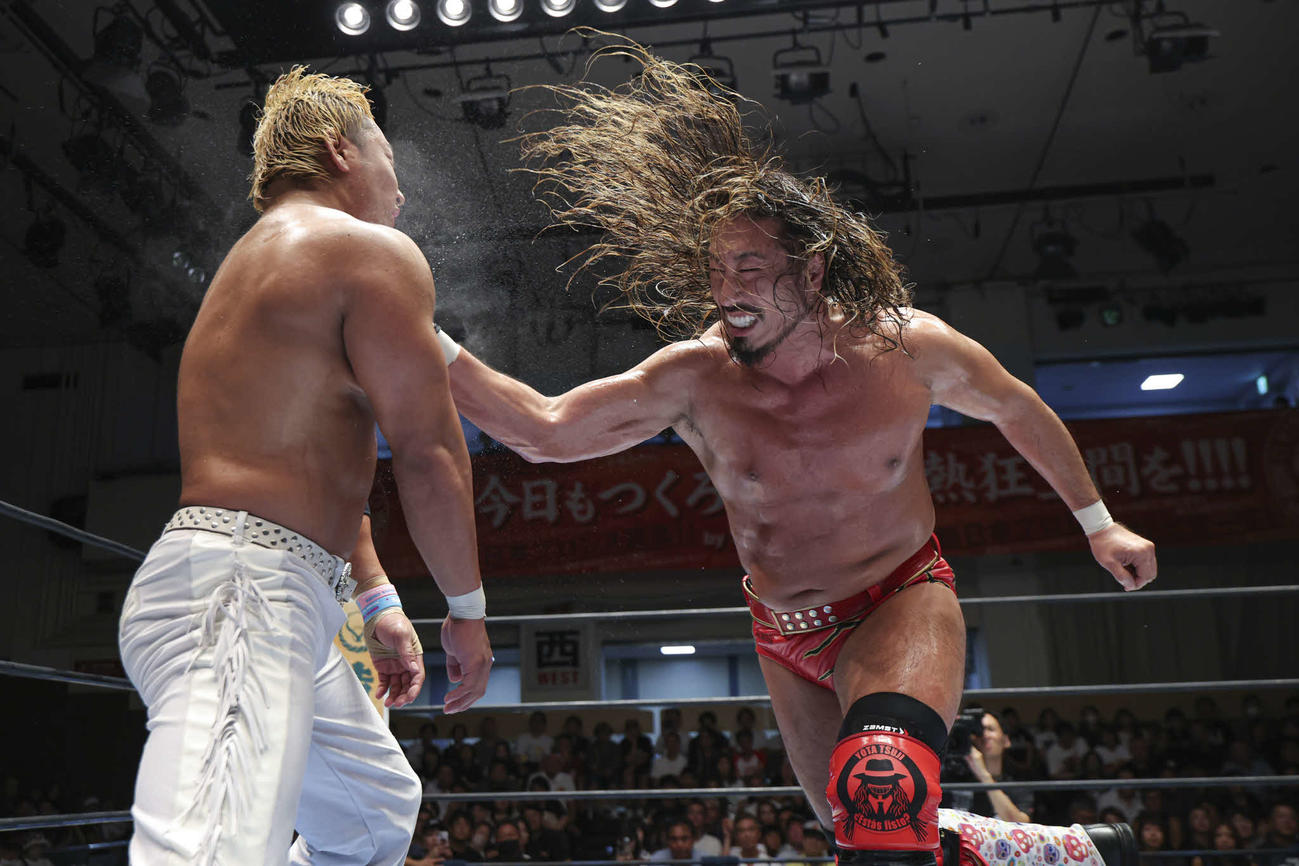 海野翔太に強烈なチョップを食らわす辻陽太（右）（C）新日本プロレス